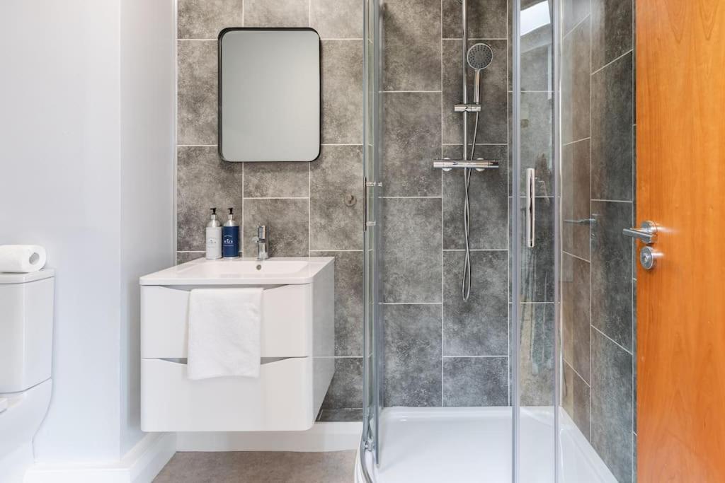 Modern Penthouse Apartment 2 Bed, 2 Bath Sleeps 6 City Centre Belfast Exterior foto